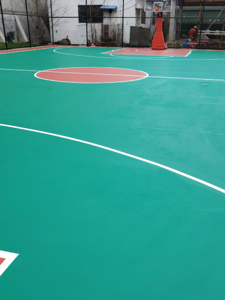 恩阳 球场长期使用易出现地面开裂